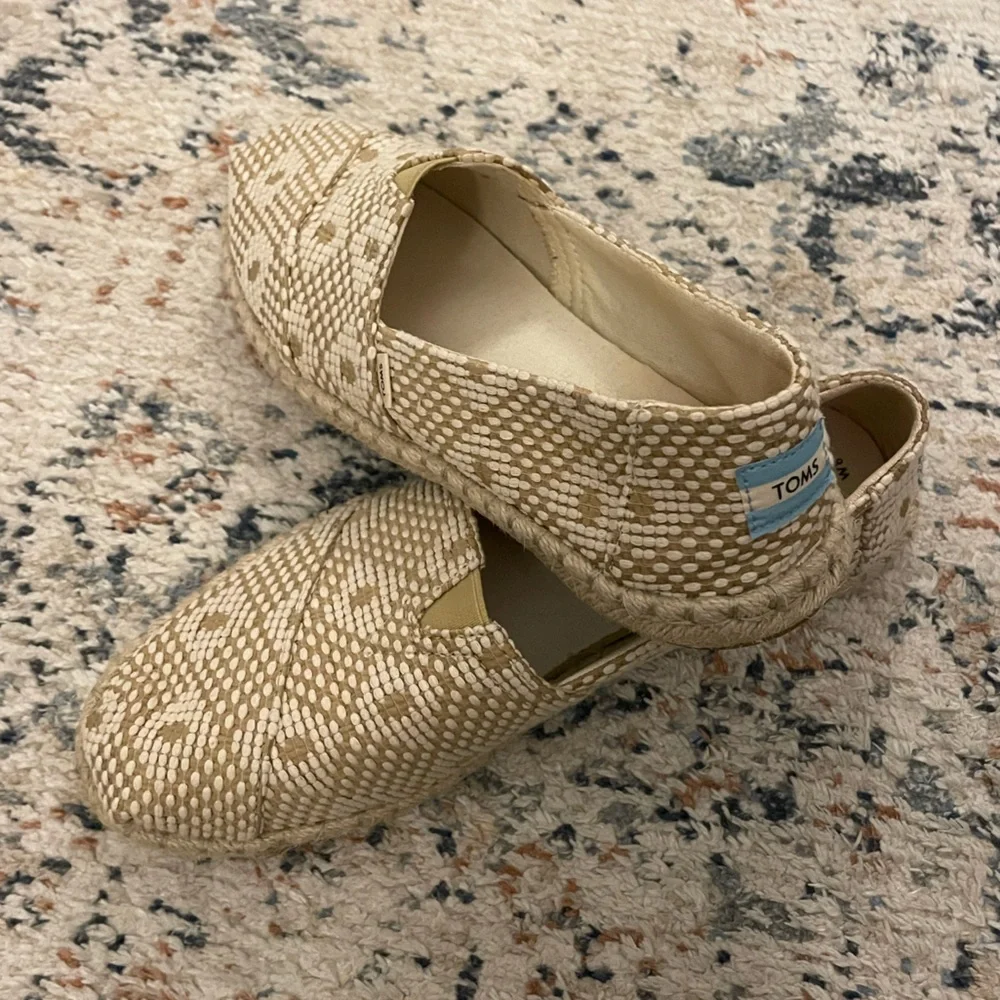 Worn once (by original owner) Toms shoes size 8. Tan pattern. Did not fit me - Picture 1 of 6